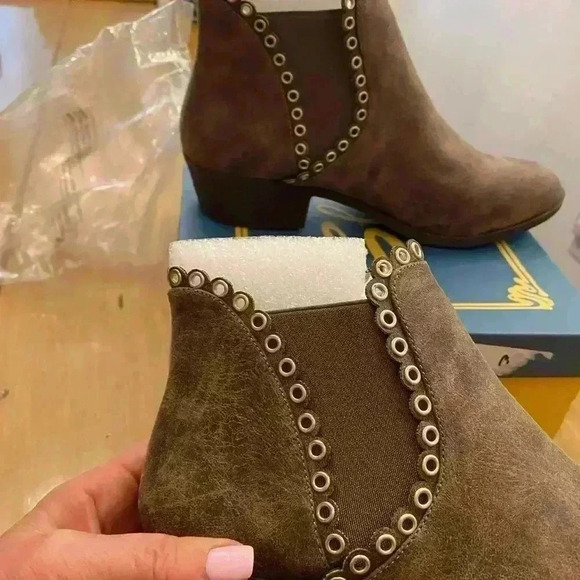 Womens Ankle booties brown vegan low heel 8.5 M NEW Sbicca - Picture 2 of 11
